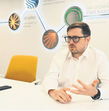 "Darbinieki un tāpat klienti sāk pierast, ka esam arī moderno tehnoloģiju uzņēmums. Kad biržā mūsu pamatproduktam – enerģijai – cena un iepirkums mainās ik pēc 15 minūtēm, citādi nemaz nevar," secina Ģirts Vikmanis, AS "Latvenergo" informācijas tehnoloģiju izstrādes un mākslīgā intelekta direktors.