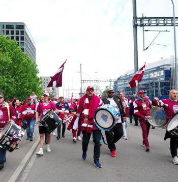 Hokeja fanu gājiens uz "Swiss Life" arēnu 2026. gada pasaules hokeja čempionāta laikā Cīrihē. Hokeja fanu gājiens uz "Swiss Life" arēnu 2026. gada pasaules hokeja čempionāta laikā Cīrihē.