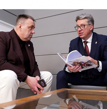 LOK prezidents Raimonds Lazdiņš (no kreisās) uzskata, ka ar Valsts sporta fonda izveidi tiktu atrisināta absurdā sistēma, kad nacionālo izlašu sagatavošanai dalībai pasaules un Eiropas čempionātos finansējums tiek piešķirts no valsts budžeta līdzekļiem neparedzētiem gadījumiem. Latvijas hokeja izlase, kuru trenē Harijs Vītoliņš, pēdējos gados tikai tā tikusi pie finansējuma pirms pasaules čempionātiem.