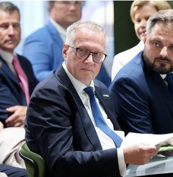 Lai gan Arvils Ašeradens (centrā) ir nosaukts kā "Jaunās Vienotības" premjera kandidāts, viņš būs tikai saraksta otrais numurs Rīgas vēlēšanu apgabalā. Savukārt bijusī valdības vadītāja Evika Siliņa ir "JV" saraksta līdere Vidzemē, bet partijas priekšsēdētājs un Saeimas frakcijas vadītājs Edmunds Jurēvics – pirmais numurs Zemgalē. Lai gan Arvils Ašeradens (centrā) ir nosaukts kā "Jaunās Vienotības" premjera kandidāts, viņš būs tikai saraksta otrais numurs Rīgas vēlēšanu apgabalā. Savukārt bijusī valdības vadītāja Evika Siliņa ir "JV" saraksta līdere Vidzemē, bet partijas priekšsēdētājs un Saeimas frakcijas vadītājs Edmunds Jurēvics – pirmais numurs Zemgalē.