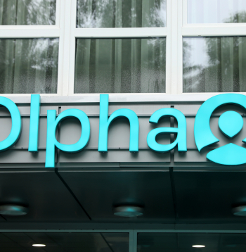 Zāļu ražotāja "Olpha" biroja ēka Olainē.