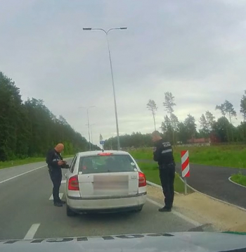 Ropažu novada pašvaldības policijas darbinieki pie apturētā auto. Ropažu novada pašvaldības policijas darbinieki pie apturētā auto.