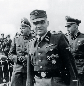 Visilgāk strādājušais Aušvicas (Osvencimas) koncentrācijas nometnes komandants Rūdolfs Hess pārbaudīja un ieviesa dažādas metodes, lai paātrinātu Hitlera plānu sistemātiski iznīcināt nacistu okupētās Eiropas ebrejus. Visilgāk strādājušais Aušvicas (Osvencimas) koncentrācijas nometnes komandants Rūdolfs Hess pārbaudīja un ieviesa dažādas metodes, lai paātrinātu Hitlera plānu sistemātiski iznīcināt nacistu okupētās Eiropas ebrejus.