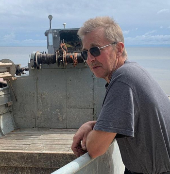 Uldis Meiers: "Mūspusē tāpat zvejnieki vairāk sēž sauszemē, ņemas ar apstrādi, kaut ko nokūpina – grūti ar vienu iztikšanu no jūras, visi strādā papildu darbus." Uldis Meiers: "Mūspusē tāpat zvejnieki vairāk sēž sauszemē, ņemas ar apstrādi, kaut ko nokūpina – grūti ar vienu iztikšanu no jūras, visi strādā papildu darbus."