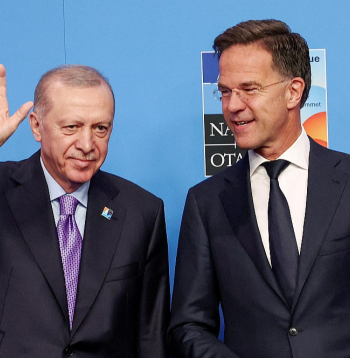 Turcijas prezidents Redžeps Tajips Erdogans un NATO ģenerālsekretārs Marks Rite jūnijā tiekoties Hāgā. Prognozē, ka Turcijas loma aliansē tuvākajā laikā pieaugs.