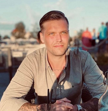 Zviedru policists Kristians Zedigs tikai gribēja skatīties futbolu, kad kļuva par agresijas upuri.
