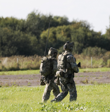 Spilves lidlaukā norisinās ASV Speciālo operāciju spēku Eiropā lidmašīnas "MC-130J Commando II" nolaišanās vingrinājums, demonstrējot ātru augstas mobilitātes raķešu artilērijas sistēmas atgādāšanu un izvēršanu.