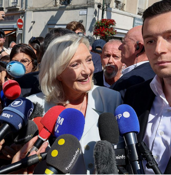 Nacionālās apvienības līderi Marina Lepēna un Žordāns Bardella trešdien vēlēšanu kampaņas ietvaros apmeklēja Laflešas pilsētu, kas atrodas Francijas rietumos. Lepēna uzvaras gadījumā savam protežē sola premjerministra amatu.