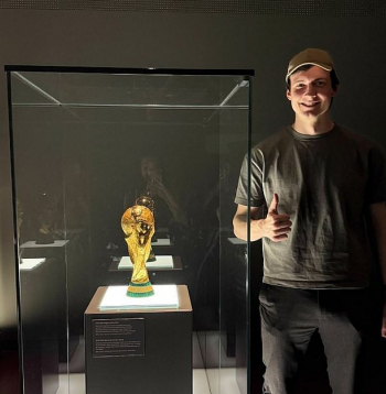 Normunds Uldriķis futbola muzejā Dortmundē pie Pasaules kausa trofejas. Vācijas izlase to izcīnījusi četras reizes, bet šis turnīrs tai jau beidzies.