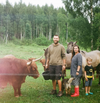 Aizaugušo pļavu atjaunošanai un noganīšanai saimnieki izmanto Hailandes šķirnes lopiņus un poļu konika zirgus. Attēlā: Ingūna un Jānis ar vienu no atvasēm un suni savā pļavā. Aizaugušo pļavu atjaunošanai un noganīšanai saimnieki izmanto Hailandes šķirnes lopiņus un poļu konika zirgus. Attēlā: Ingūna un Jānis ar vienu no atvasēm un suni savā pļavā.