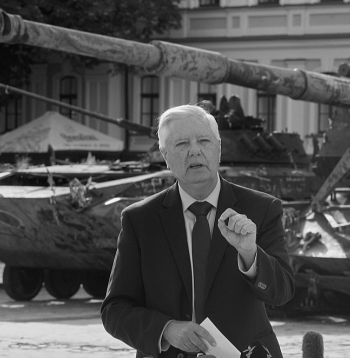 Senators Lindsijs Greiems 10. jūlijā, dienu pirms nāves, apmeklēja Ukrainu, kur kopš Krievijas pilna mēroga iebrukuma viesojies kopumā desmit reizes. Senators Lindsijs Greiems 10. jūlijā, dienu pirms nāves, apmeklēja Ukrainu, kur kopš Krievijas pilna mēroga iebrukuma viesojies kopumā desmit reizes.