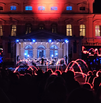 Antonio Vivaldi vijoļkoncertu cikls "Gadalaiki" Senās mūzikas festivāla noslēguma koncertā Rundāles pils franču dārzā. 