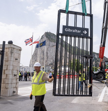 Robežas vārtu demontāža uz Gibraltāra un Spānijas robežas. Jaunās vienošanās ietvaros nojaukts žogs, kas Gibraltāru un Spāniju nošķīra kopš 1908. gada. Robežas vārtu demontāža uz Gibraltāra un Spānijas robežas. Jaunās vienošanās ietvaros nojaukts žogs, kas Gibraltāru un Spāniju nošķīra kopš 1908. gada.