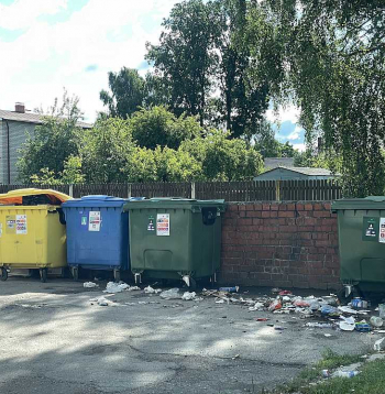 Iekšpagalms Ozolniekos, Parka ielā 3. Jaunais apsaimniekotājs konteinerus nebija atvedis, tāpēc cilvēki atkritumus atstāja konteineru laukumā. Iekšpagalms Ozolniekos, Parka ielā 3. Jaunais apsaimniekotājs konteinerus nebija atvedis, tāpēc cilvēki atkritumus atstāja konteineru laukumā.