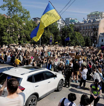 Kijivā uz protesta akciju pret Mihailo Fedorova atcelšanu no aizsardzības ministra amata ceturtdien sanāca aptuveni tūkstoš demonstrantu. Viņi pieprasīja "novākt rokas no Fedorova" un "pārtraukt sabotēt uzvaru".