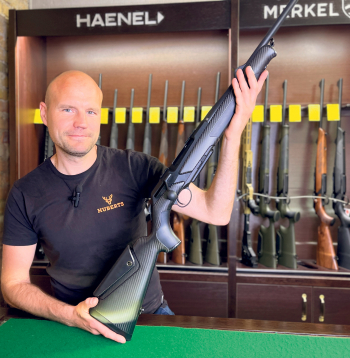 Veikala Huberts pārstāvis Armands Reķis ar Merkel RX Helix Carbon karabīni. Veikala Huberts pārstāvis Armands Reķis ar Merkel RX Helix Carbon karabīni.