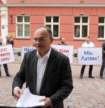 Latvijas Krievu mācībvalodas skolu atbalsta asociācijas (LAŠOR) valdes priekšsēdētājs, bijušais Saeimas deputāts Igors Pimenovs pie Saeimas nama, kur notiek LAŠOR rīkotais pikets pret pāreju uz mācībām latviešu valodā.