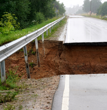 Spēcīgo lietavu izraisīto bojājumu dēļ reģionālais autoceļš Sloka–Talsi (P128) pie Dursupes ir slēgts satiksmei.