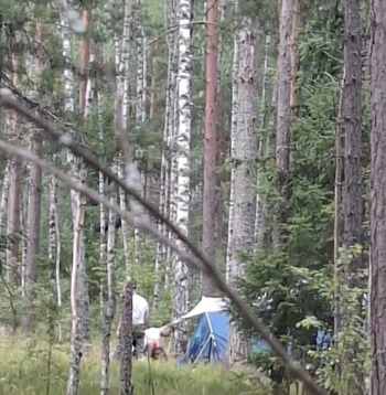 Migranti mežā bija uzceluši telti un iekārtojuši apmetnes vietu ar grilu. 
