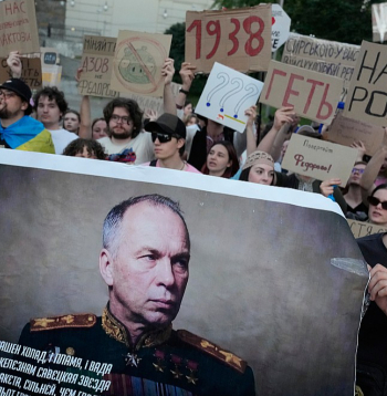 Demonstrants Kijivā tur kariķētu Ukrainas Bruņoto spēku virspavēlnieka Oleksandra Sirska attēlu, pieprasot viņa atkāpšanos un atlaistā aizsardzības ministra Mihailo Fedorova atjaunošanu amatā.