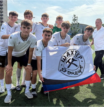 Foto pierādījums, ka okupanti turpina integrēt okupēto Ukrainas teritoriju sportu savā sistēmā. Jūlijā Maskavā notika starptautisks jauniešu futbola turnīrs "Starptautiskais draudzības kauss: Neuzvarēto kods", kurā piedalījās arī vienība no Doneckas.