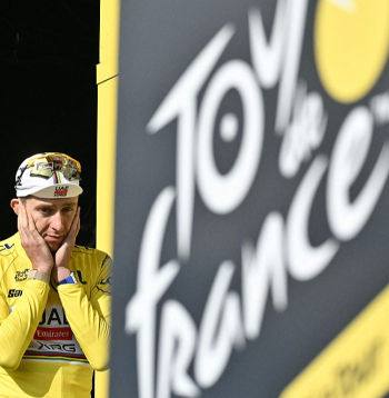Dopinga apkarotāju nakts reids, kura īstenošanai bija nepieciešama tiesas atļauja, met aizdomu ēnu uz vadošajiem "Tour de France" velobraucējiem, arī Tadeju Pogačaru, kuram tikai milzīga neveiksme var liegt piekto tūres uzvarētāja titulu. Dopinga apkarotāju nakts reids, kura īstenošanai bija nepieciešama tiesas atļauja, met aizdomu ēnu uz vadošajiem "Tour de France" velobraucējiem, arī Tadeju Pogačaru, kuram tikai milzīga neveiksme var liegt piekto tūres uzvarētāja titulu.