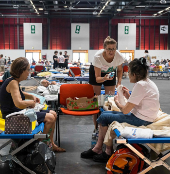 No savvaļas ugunsgrēku apdraudētajām teritorijām Francijā evakuētie cilvēki izmitināti arī izstāžu centrā Bordo.