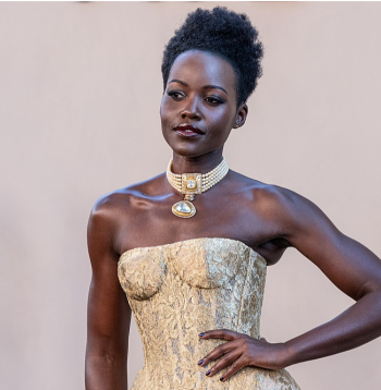 Lupita Njongo jaunajā grāvējā "Odiseja" ataino Homēra eposa mītisko skaistuli Trojas Helēnu. Attēlā – aktrise filmas pirmizrādes pasākumā Ņujorkā šā gada 14. jūlijā. Lupita Njongo jaunajā grāvējā "Odiseja" ataino Homēra eposa mītisko skaistuli Trojas Helēnu. Attēlā – aktrise filmas pirmizrādes pasākumā Ņujorkā šā gada 14. jūlijā.