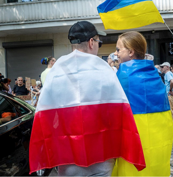Varšavā 19. jūlijā pie Ukrainas vēstniecības pulcējās Polijā dzīvojošie ukraiņi un viņus atbalstošie poļi, lai izrādītu atbalstu ukraiņiem, kuri pēdējā laikā Polijā sastopas ar pieaugošu agresiju.