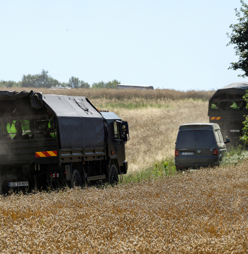 Militārie transportlīdzekļi pie krātera netālu no Tarnavas-Kolonijas ciema Ļubļinas vojevodistē, Polijā.