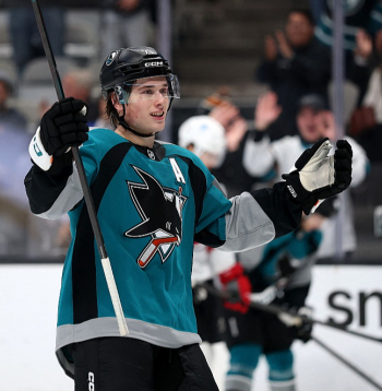 Aizvadītās sezonas labākais hokejists pasaulē 20 gadus vecais kanādietis Maklins Selebrīni ticis pie lielākā līguma NHL vēsturē.