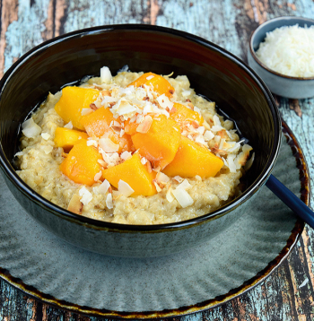 Ar kokosriekstu pienu un mango. Ar kokosriekstu pienu un mango.