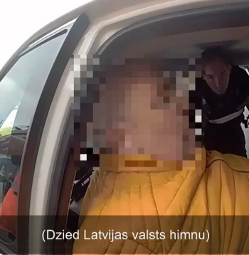 Rīgas pašvaldības policijas aizturētais vīrietis likumsargu automašīnā.