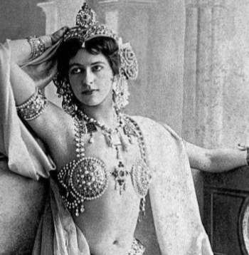 Mata Hari (1876–1917). Mata Hari (1876–1917).