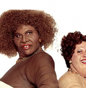Seriāla "Little Britain" attēls, kas tiek minēts rakstā kā piemērs diskusijai par "blackface" un humora robežām. Seriāla "Little Britain" attēls, kas tiek minēts rakstā kā piemērs diskusijai par "blackface" un humora robežām.