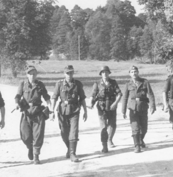 19. latviešu divīzijas karavīri pārgājienā. Vidzeme, 1944. gada augusts. 