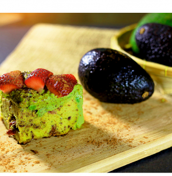 Avokado un zemeņu kūka.