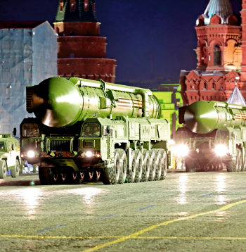 Krievu kodoltermiskās starpkontinentālās ballistiskās raķetes RS-24 Yars pirms parādes Sarkanajā laukumā Maskavā.