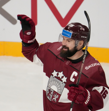 Latvijas hokeja izlases spēlētājs Kaspars Daugaviņš.