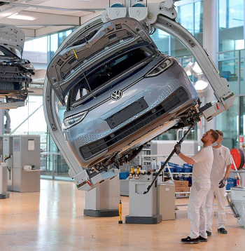 Vācu autoražotāja "Volkswagen" montāžas līnija Drēzdenē, Vācijā.