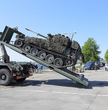 Pasažieru ostā piestāj NATO kuģi un tehnika. 