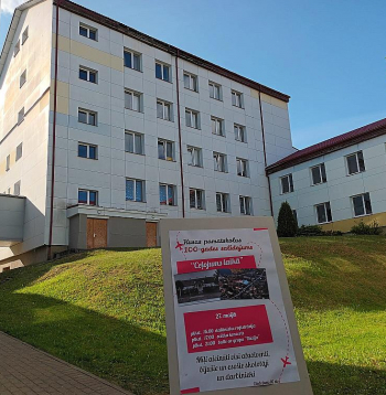 Simtgadnieces tagadējo veidolu daudziem bijušajiem Kusas skolas audzēkņiem šobrīd grūti atpazīt – kādreizējā muižkunga māja pārtapusi mūsdienīgā daudzstāvu ēku kompleksā, izceļoties apkārtējā ainavā.