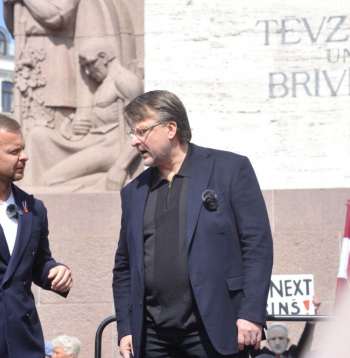 14. Saeimas deputāts Aleksejs Rosļikovs (Politiskā partija "Stabilitātei!"), Ainārs Šlesers (Frakcija Latvija pirmajā vietā). Opozīcijas partiju protesta akcija pret valdības īstenoto politiku. 