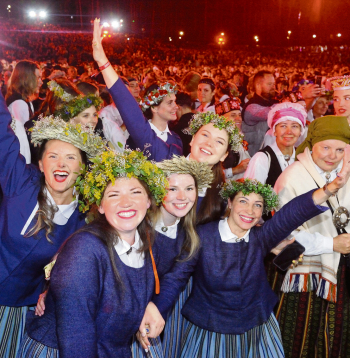 Meitenes sajūsmā par piedzīvoto tradīcijas 150 gadiem veltītajos svētkos.