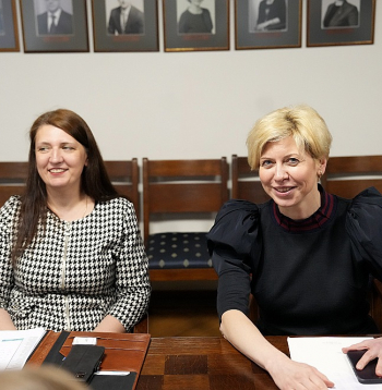Latvijas Izglītības un zinātnes darbinieku arodbiedrības priekšsēdētāja Inga Vanaga (no kreisās) un izglītības un zinātnes ministre Anda Čakša.