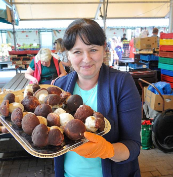 Nedēļas nogalē Rīgas Centrāltirgus piedāvājumā ievērojamu vietu ieņēma Limbažu pusē lasītās sēnes. Piemēram, Marija Savina izcili skaistas baravikas piedāvāja pa 25 eiro kilogramā.