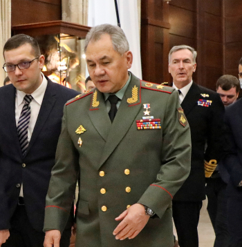 Krievijas aizsardzības ministrs Sergejs Šoigu (centrā).