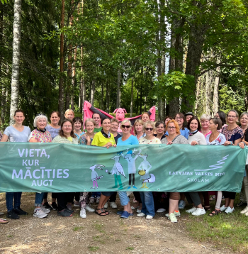 Kursu ietvaros skolotājus par tīru mežu nozīmi izglītoja Cūkmens Latvijas vides aizsardzības projekta "Nemēslo mežā" ietvaros. Attēlā – visi kopā kursu noslēgumā.