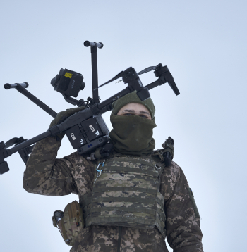 Mūsdienās bezpilota lidaparātiem ir arvien lielāka loma karadarbībā. Ukraina izmanto arī kaujas dronus, ar kuriem iespējams uzbrukt ienaidnieka infrastruktūras objektiem pat simtiem kilometru attālumā.