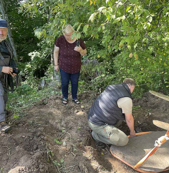 Akmens izcelšanas brīdī pieaicināts arī vēsturnieks, arheoloģijas profesors Juris Urtāns (no kreisās) un filoloģijas profesore, zinātniece Janīna Kursīte-Pakule.